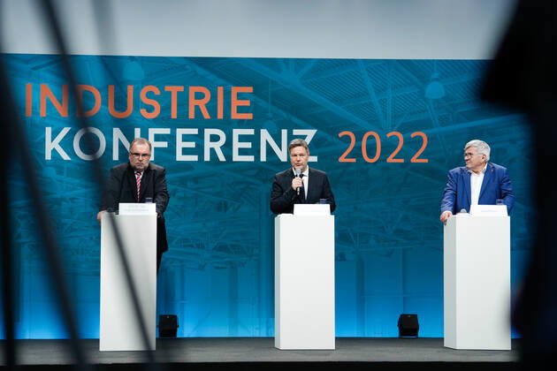 Industriekonferenz 2022 in Berlin Aktuell, 29.11.2022, Berlin, Dr. Robert Habeck, Bundesminister fuer Wirtschaft und Klimaschutz, Prof. Dr. Siegfried Russwurm, Praesident BDI und Joerg Hofmann, Erster Vorsitzender der IG Metall gemeinsam auf der Pressekonferenz im Rahmen der Eroeffnung der Industriekonferenz 2022 im EUREF-Campus in Berlin. Bei der Industriekonferenz 2022 diskutieren Spitzenvertreterinnen und -vertretern aus Industrie, Wirtschaftsverbaenden, Gewerkschaften, Wissenschaftseinrichtungen, Politik und Botschaften ueber aktuelle industriepolitische Herausforderungen und Entwicklungen. Berlin Berlin