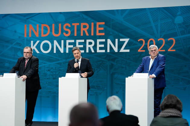 Industriekonferenz 2022 in Berlin Aktuell, 29.11.2022, Berlin, Dr. Robert Habeck, Bundesminister fuer Wirtschaft und Klimaschutz, Prof. Dr. Siegfried Russwurm, Praesident BDI und Joerg Hofmann, Erster Vorsitzender der IG Metall gemeinsam auf der Pressekonferenz im Rahmen der Eroeffnung der Industriekonferenz 2022 im EUREF-Campus in Berlin. Bei der Industriekonferenz 2022 diskutieren Spitzenvertreterinnen und -vertretern aus Industrie, Wirtschaftsverbaenden, Gewerkschaften, Wissenschaftseinrichtungen, Politik und Botschaften ueber aktuelle industriepolitische Herausforderungen und Entwicklungen. Berlin Berlin