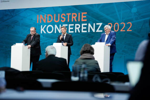 Industriekonferenz 2022 in Berlin Aktuell, 29.11.2022, Berlin, Dr. Robert Habeck, Bundesminister fuer Wirtschaft und Klimaschutz, Prof. Dr. Siegfried Russwurm, Praesident BDI und Joerg Hofmann, Erster Vorsitzender der IG Metall gemeinsam auf der Pressekonferenz im Rahmen der Eroeffnung der Industriekonferenz 2022 im EUREF-Campus in Berlin. Bei der Industriekonferenz 2022 diskutieren Spitzenvertreterinnen und -vertretern aus Industrie, Wirtschaftsverbaenden, Gewerkschaften, Wissenschaftseinrichtungen, Politik und Botschaften ueber aktuelle industriepolitische Herausforderungen und Entwicklungen. Berlin Berlin