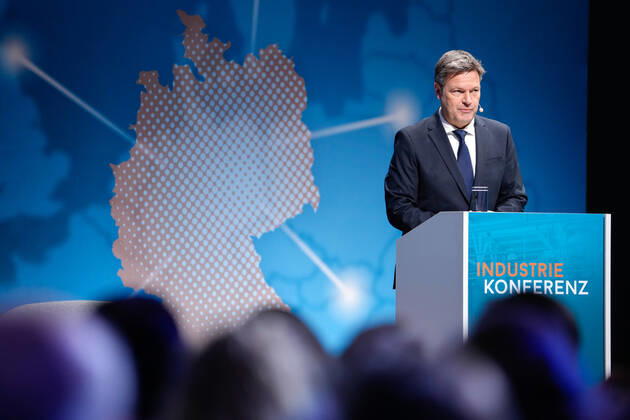Industriekonferenz 2022 in Berlin Aktuell, 29.11.2022, Berlin, Dr. Robert Habeck, Bundesminister fuer Wirtschaft und Klimaschutz im Portrait bei seiner Rede auf der Industriekonferenz zur Eroeffnung der Industriekonferenz 2022 im EUREF-Campus in Berlin. Bei der Industriekonferenz 2022 diskutieren Spitzenvertreterinnen und -vertretern aus Industrie, Wirtschaftsverbaenden, Gewerkschaften, Wissenschaftseinrichtungen, Politik und Botschaften ueber aktuelle industriepolitische Herausforderungen und Entwicklungen.