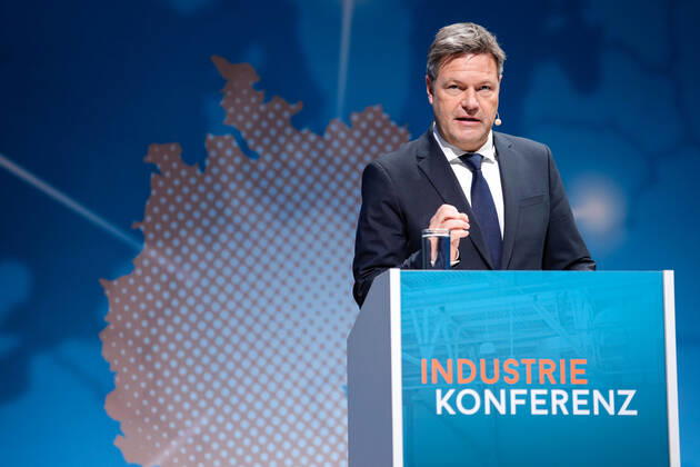Industriekonferenz 2022 in Berlin Aktuell, 29.11.2022, Berlin, Dr. Robert Habeck, Bundesminister fuer Wirtschaft und Klimaschutz im Portrait bei seiner Rede auf der Industriekonferenz zur Eroeffnung der Industriekonferenz 2022 im EUREF-Campus in Berlin. Bei der Industriekonferenz 2022 diskutieren Spitzenvertreterinnen und -vertretern aus Industrie, Wirtschaftsverbaenden, Gewerkschaften, Wissenschaftseinrichtungen, Politik und Botschaften ueber aktuelle industriepolitische Herausforderungen und Entwicklungen.