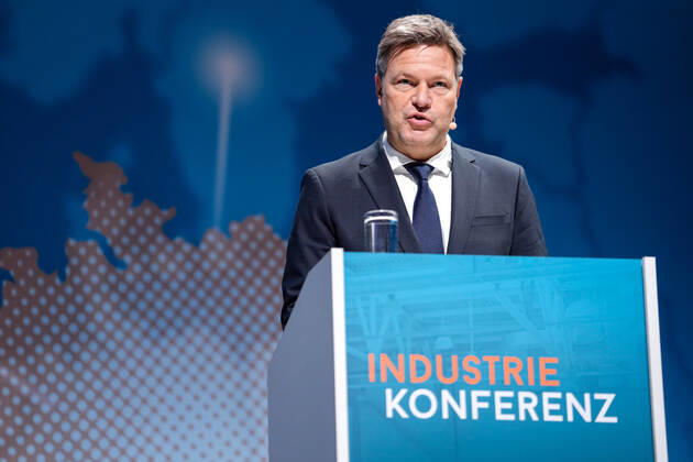Industriekonferenz 2022 in Berlin Aktuell, 29.11.2022, Berlin, Dr. Robert Habeck, Bundesminister fuer Wirtschaft und Klimaschutz im Portrait bei seiner Rede auf der Industriekonferenz zur Eroeffnung der Industriekonferenz 2022 im EUREF-Campus in Berlin. Bei der Industriekonferenz 2022 diskutieren Spitzenvertreterinnen und -vertretern aus Industrie, Wirtschaftsverbaenden, Gewerkschaften, Wissenschaftseinrichtungen, Politik und Botschaften ueber aktuelle industriepolitische Herausforderungen und Entwicklungen.