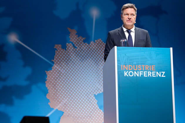 Industriekonferenz 2022 in Berlin Aktuell, 29.11.2022, Berlin, Dr. Robert Habeck, Bundesminister fuer Wirtschaft und Klimaschutz im Portrait bei seiner Rede auf der Industriekonferenz zur Eroeffnung der Industriekonferenz 2022 im EUREF-Campus in Berlin. Bei der Industriekonferenz 2022 diskutieren Spitzenvertreterinnen und -vertretern aus Industrie, Wirtschaftsverbaenden, Gewerkschaften, Wissenschaftseinrichtungen, Politik und Botschaften ueber aktuelle industriepolitische Herausforderungen und Entwicklungen.