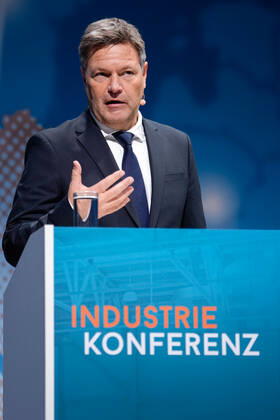 Industriekonferenz 2022 in Berlin Aktuell, 29.11.2022, Berlin, Dr. Robert Habeck, Bundesminister fuer Wirtschaft und Klimaschutz im Portrait bei seiner Rede auf der Industriekonferenz zur Eroeffnung der Industriekonferenz 2022 im EUREF-Campus in Berlin. Bei der Industriekonferenz 2022 diskutieren Spitzenvertreterinnen und -vertretern aus Industrie, Wirtschaftsverbaenden, Gewerkschaften, Wissenschaftseinrichtungen, Politik und Botschaften ueber aktuelle industriepolitische Herausforderungen und Entwicklungen.