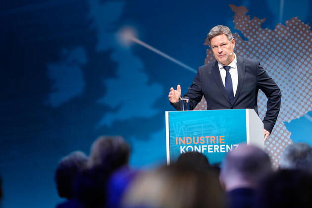 Industriekonferenz 2022 in Berlin Aktuell, 29.11.2022, Berlin, Dr. Robert Habeck, Bundesminister fuer Wirtschaft und Klimaschutz im Portrait bei seiner Rede auf der Industriekonferenz zur Eroeffnung der Industriekonferenz 2022 im EUREF-Campus in Berlin. Bei der Industriekonferenz 2022 diskutieren Spitzenvertreterinnen und -vertretern aus Industrie, Wirtschaftsverbaenden, Gewerkschaften, Wissenschaftseinrichtungen, Politik und Botschaften ueber aktuelle industriepolitische Herausforderungen und Entwicklungen.