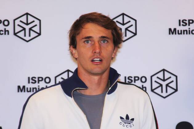 Alexander Sascha Zverev ist ein deutscher Tennisspieler und Olympiasieger. Er gewann bisher 19 Titel im Einzel, darunter 2021 die Goldmedaille im Einzel bei den Olympischen Spielen in Tokio, die ATP Finals 2018 und 2021 und fuenf Masters-1000 Turniere, sowie zwei Wettbewerbe im Doppel mit seinem Bruder Mischa. Foto: Zverev auf der Ispo Munich, Sportmesse auf der Messe Muenchen