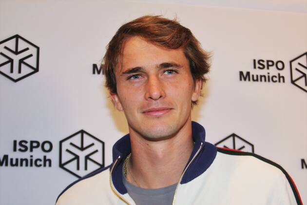 Entertainment Bilder des Tages Alexander Sascha Zverev ist ein deutscher Tennisspieler und Olympiasieger. Er gewann bisher 19 Titel im Einzel, darunter 2021 die Goldmedaille im Einzel bei den Olympischen Spielen in Tokio, die ATP Finals 2018 und 2021 und fuenf Masters-1000 Turniere, sowie zwei Wettbewerbe im Doppel mit seinem Bruder Mischa. Foto: Zverev auf der Ispo Munich, Sportmesse auf der Messe Muenchen
