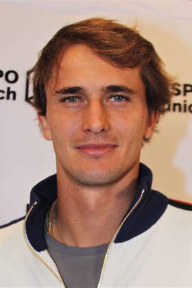Alexander Sascha Zverev ist ein deutscher Tennisspieler und Olympiasieger. Er gewann bisher 19 Titel im Einzel, darunter 2021 die Goldmedaille im Einzel bei den Olympischen Spielen in Tokio, die ATP Finals 2018 und 2021 und fuenf Masters-1000 Turniere, sowie zwei Wettbewerbe im Doppel mit seinem Bruder Mischa. Foto: Zverev auf der Ispo Munich, Sportmesse auf der Messe Muenchen