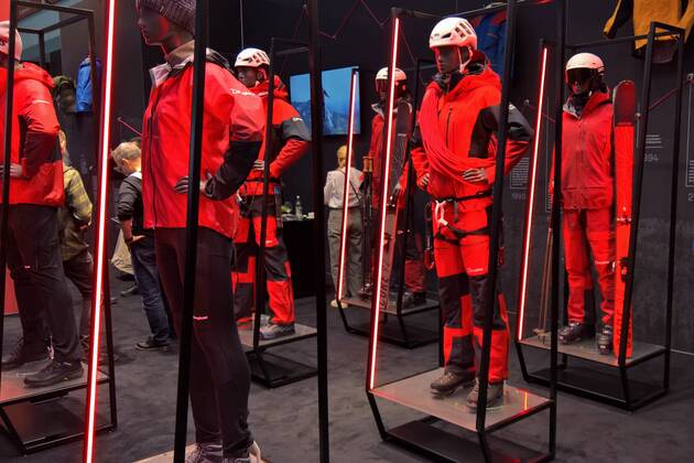 ISPO, die Abkuerzung steht fuer Internationale Fachmesse fuer Sportartikel und Sportmode. Foto: Messe Muenchen, Ispo 2022, Retro Ski - Fashion bzw Outdoor - Bekleidung