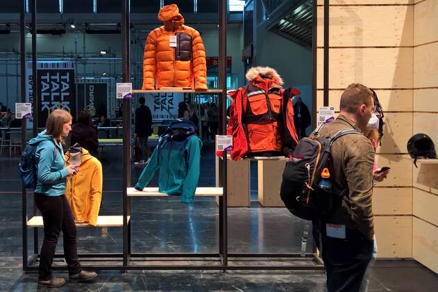 ISPO, die Abkuerzung steht fuer Internationale Fachmesse fuer Sportartikel und Sportmode. Foto: Messe Muenchen, Ispo 2022, Retro Ski - Fashion bzw Outdoor - Bekleidung