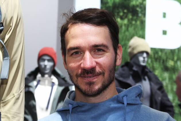 Felix Neureuther, geboren 1984 in Muenchen-Pasing, ist ein ehemaliger deutscher Skirennlaeufer aus Garmisch-Partenkirchen. Der Sohn von Rosi Mittermaier und Christian Neureuther war auf die Disziplinen Slalom und Riesenslalom spezialisiert. Bei Weltmeisterschaften gewann er fuenf Medaillen, drei im Slalom und zwei im Mannschaftswettbewerb. Im Weltcup ist er mit 13 Siegen in Einzelrennen der erfolgreichste deutsche alpine Skifahrer der Maenner. Foto: Neureuther auf der Sportartikel-Fachmesse Ispo 2022, Messe Muenchen