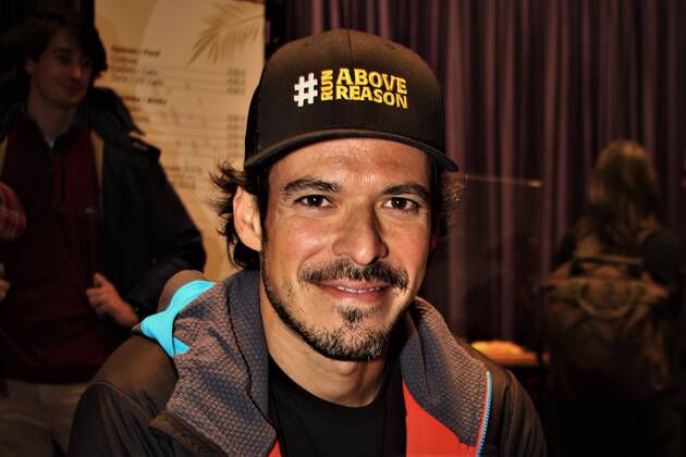 Joao Andrade ist ein internationaler Ultra-Trail Runner. Foto: Andrade auf der Sportartikel-Leitmesse Ispo 2022, Messe Muenchen