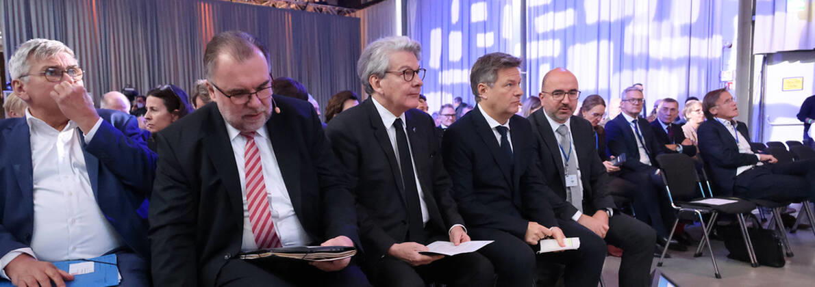 Habeck und Indstriekonferenz BDI und IG Metall 29.11.2022, Germany, Berlin,EUREF Campus, Indstriekonferenz 2022, Konferenz mit: Dr. Robert Habeck, Bundesminister für Wirtschaft und Klimaschutz Prof. Dr. Siegfried Russwurm, Präsident BDI Jörg Hofmann, Erster Vorsitzender der IG Metall hier Robert Habeck und BDI Russwurm, Zukunft des Industriestandortes Deutschland Chancen und Herausforderungen der Transformation der Industrie Panelgäste werden sein: Kerstin Andreae, Vorsitzende der Hauptgeschäftsführung des bdew Thierry Breton, EU-Kommissar für den Binnenmarkt Dr. Robert Habeck, Bundesminister für Wirtschaft und Klimaschutz Jörg Hofmann, Erster Vorsitzender der IG Metall Prof. Dr. Siegfried Russwurm, Präsident des BDI (c) Frank Ossenbrin