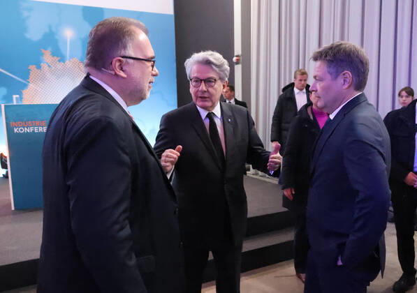 Habeck und Indstriekonferenz BDI und IG Metall 29.11.2022, Germany, Berlin,EUREF Campus, Indstriekonferenz 2022, Konferenz mit: Dr. Robert Habeck, Bundesminister für Wirtschaft und Klimaschutz Prof. Dr. Siegfried Russwurm, Präsident BDI Jörg Hofmann, Erster Vorsitzender der IG Metall hier Robert Habeck und BDI Russwurm, Zukunft des Industriestandortes Deutschland Chancen und Herausforderungen der Transformation der Industrie Panelgäste werden sein: Kerstin Andreae, Vorsitzende der Hauptgeschäftsführung des bdew Thierry Breton, EU-Kommissar für den Binnenmarkt Dr. Robert Habeck, Bundesminister für Wirtschaft und Klimaschutz Jörg Hofmann, Erster Vorsitzender der IG Metall Prof. Dr. Siegfried Russwurm, Präsident des BDI (c) Frank Ossenbrin