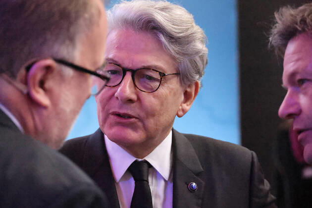 Habeck und Indstriekonferenz BDI und IG Metall 29.11.2022, Germany, Berlin,EUREF Campus, Indstriekonferenz 2022, Konferenz mit: Dr. Robert Habeck, Bundesminister für Wirtschaft und Klimaschutz Prof. Dr. Siegfried Russwurm, Präsident BDI Jörg Hofmann, Erster Vorsitzender der IG Metall hier Robert Habeck und BDI Russwurm, Zukunft des Industriestandortes Deutschland Chancen und Herausforderungen der Transformation der Industrie Panelgäste werden sein: Kerstin Andreae, Vorsitzende der Hauptgeschäftsführung des bdew Thierry Breton, EU-Kommissar für den Binnenmarkt Dr. Robert Habeck, Bundesminister für Wirtschaft und Klimaschutz Jörg Hofmann, Erster Vorsitzender der IG Metall Prof. Dr. Siegfried Russwurm, Präsident des BDI (c) Frank Ossenbrin