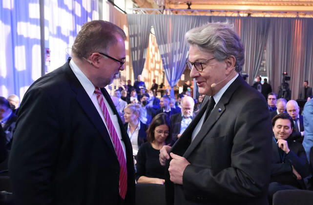 Habeck und Indstriekonferenz BDI und IG Metall 29.11.2022, Germany, Berlin,EUREF Campus, Indstriekonferenz 2022, Konferenz mit: Dr. Robert Habeck, Bundesminister für Wirtschaft und Klimaschutz Prof. Dr. Siegfried Russwurm, Präsident BDI Jörg Hofmann, Erster Vorsitzender der IG Metall hier Robert Habeck und BDI Russwurm, Zukunft des Industriestandortes Deutschland Chancen und Herausforderungen der Transformation der Industrie Panelgäste werden sein: Kerstin Andreae, Vorsitzende der Hauptgeschäftsführung des bdew Thierry Breton, EU-Kommissar für den Binnenmarkt Dr. Robert Habeck, Bundesminister für Wirtschaft und Klimaschutz Jörg Hofmann, Erster Vorsitzender der IG Metall Prof. Dr. Siegfried Russwurm, Präsident des BDI, hier BDI Praesiden