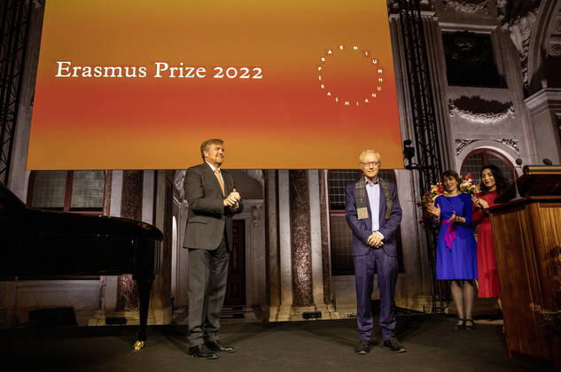 29-11-2022 Amsterdam King Willem-Alexander at the award ceremony of the Erasmus Prize, 150.000,-- euro to the Israeli writer David Grossman (Jerusalem, 1954) in the Royal Palace of Amsterdam. This year theme is Connectors in a Divided World. Â  Copyright: xPPEx