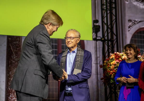 29-11-2022 Amsterdam King Willem-Alexander at the award ceremony of the Erasmus Prize, 150.000,-- euro to the Israeli writer David Grossman (Jerusalem, 1954) in the Royal Palace of Amsterdam. This year theme is Connectors in a Divided World. Â  Copyright: xPPEx