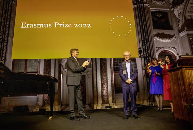 29-11-2022 Amsterdam King Willem-Alexander at the award ceremony of the Erasmus Prize, 150.000,-- euro to the Israeli writer David Grossman (Jerusalem, 1954) in the Royal Palace of Amsterdam. This year theme is Connectors in a Divided World. Â  Copyright: xPPEx