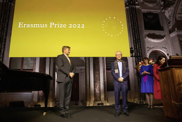 29-11-2022 Amsterdam King Willem-Alexander at the award ceremony of the Erasmus Prize, 150.000,-- euro to the Israeli writer David Grossman (Jerusalem, 1954) in the Royal Palace of Amsterdam. This year theme is Connectors in a Divided World. Â  Copyright: xPPEx