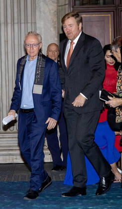 29-11-2022 Amsterdam King Willem-Alexander at the award ceremony of the Erasmus Prize, 150.000,-- euro to the Israeli writer David Grossman (Jerusalem, 1954) in the Royal Palace of Amsterdam. This year theme is Connectors in a Divided World. Â  Copyright: xPPEx