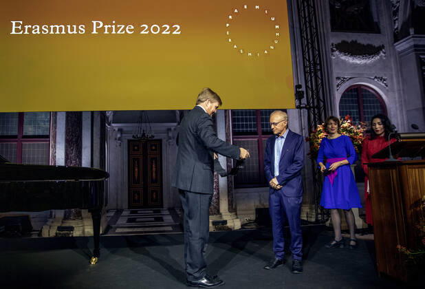 29-11-2022 Amsterdam King Willem-Alexander at the award ceremony of the Erasmus Prize, 150.000,-- euro to the Israeli writer David Grossman (Jerusalem, 1954) in the Royal Palace of Amsterdam. This year theme is Connectors in a Divided World. Â  Copyright: xPPEx