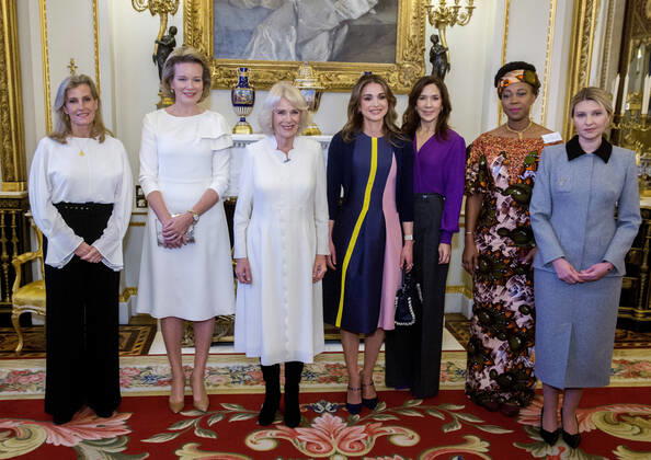 Bilder des Jahres 2022, Entertainment 11 November Entertainment Bilder des Tages 29-11-2022 Britain Sophie, the Countess of Wessex, Queen Mathilde of Belgium, Queen Consort Camilla, Queen Rania of Jordan, Danish Crown Princess Mary, Sierra Leone First Lady Fatima Maada Bio, Ukraine First Lady Olena Zelenska pose during a reception to raise awareness of violence against women and girls as part of the UN 16 days of Activism against Gender-Based Violence, at Buckingham Palace in London. Â  Copyright: xPPEx