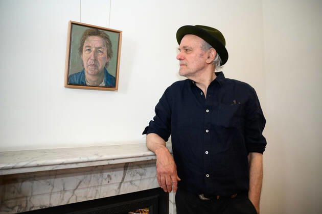 DOUG MORAN PORTRAIT PRIZE WINNER, Graeme Drendel poses for a photograph with his winning painting, Portrait of Lewis Miller, during the announcement of the winner of the 2022 Doug Moran National Portrait Prize at Juniper Hall in Sydney, Wednesday, November 30, 2022. ( NO ARCHIVING, EDITORIAL USE ONLY, NO USE IN BOOKS WITHOUT CONSENT SYDNEY NSW AUSTRALIA  Copyright: xDANxHIMBRECHTSx 20221130001736824815