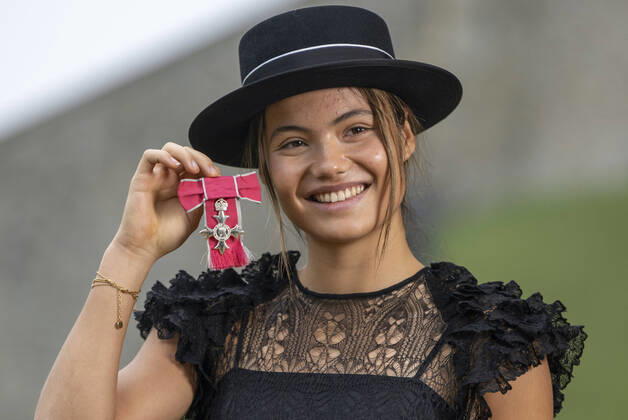 Bilder des Jahres 2022, Entertainment 11 November Entertainment Themen der Woche KW48 Entertainment Bilder des Tages . 29 11 2022. Windsor, United Kingdom. Emma Raducanu with her MBE after an Investiture at Windsor Castle, United Kingdom.  xPoolx xi-Imagesx IIM-23972-0020