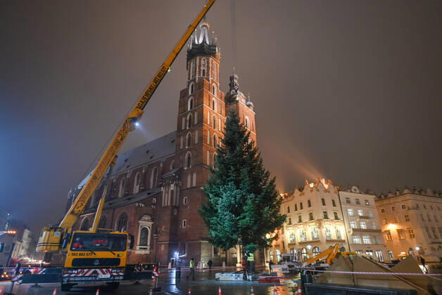 Bilder des Jahres, News 11 November News Themen der Woche KW48 News Bilder des Tages Beautiful Christmas Tree Has Appeared On Krakow Market Square The spruce is lifted by a crane from the truck to the place where it will stand as a Christmas tree in Krakow s Market Square. Christmas is fast approaching. Christmas mood came to Krakow this evening with the arrival and the installation of a 15-metre-high spruce tree that will shine with lights this Saturday as the largest and most beautiful Christmas tree in the city. On Wednesday, November 30, 2022, in Krakow, Lesser Poland Voivodeship, Poland. Krakow Poland  Copyright: xArturxWidakx originalFilename: widak-beautifu221129_np6wk.jpg