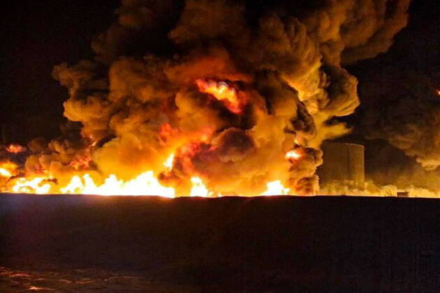 Bilder des Jahres, News 11 November News Bilder des Tages RUSSIA, BRYANSK REGION - NOVEMBER 30, 2022: Diesel fuel tanks on fire in the Surazh District of the Bryansk Region. Podslushano Bryansk TASS  56161139