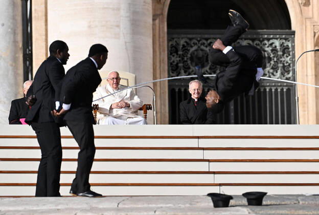 Bilder des Jahres, News 11 November News Bilder des Tages November 30, 2022, VATICAN CITY: Circus artists perform as Pope Francis leads the weekly general audience in Saint Peters Square, Vatican City, 30 November 2022. ANSA ETTORE FERRARI. VATICAN CITY  - ZUMAa110 20221130_zaf_a110_006 Copyright: xEttorexFerrarix