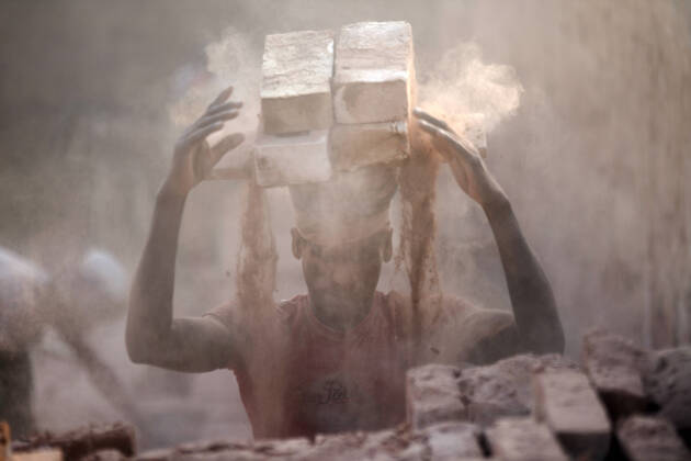 Bilder des Jahres, News 12 Dezember News Themen der Woche KW48 News Bilder des Tages Seasonal Migrant Worker In Dhaka Seasonal Migrant workers during work at a brick-making field in Dhaka, Bangladesh on November 30, 2022. Dhaka Bangladesh  Copyright: xSyedxMahamudurxRahmanx originalFilename: rahman-notitle221130_npS9e.jpg