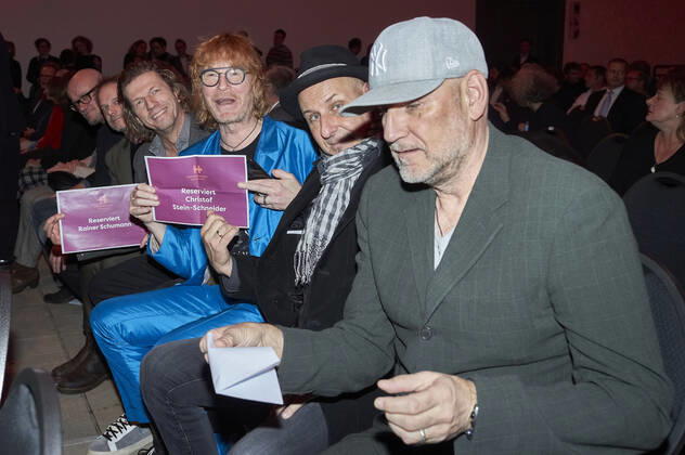 Gero Drnek, Christian Decker, Rainer Schumann, Christof Stein-Schneider, Thorsten Wingenfelder und Kai Wingenfelder bei der Verleihung des Stadtkulturpreises 2022 durch den Freundeskreis Hannover an Fury in the Slaughterhouse in der Orangerie Herrenhausen. Hannover, 29.12.2022