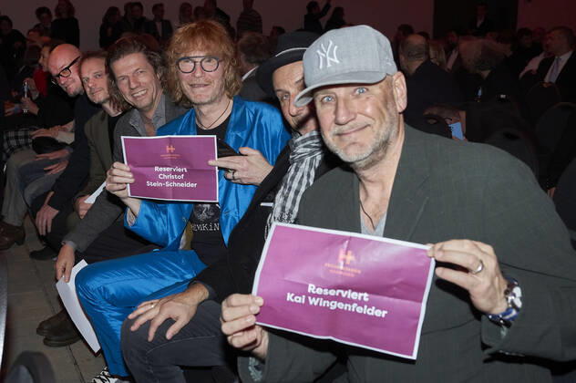 Gero Drnek, Christian Decker, Rainer Schumann, Christof Stein-Schneider, Thorsten Wingenfelder und Kai Wingenfelder bei der Verleihung des Stadtkulturpreises 2022 durch den Freundeskreis Hannover an Fury in the Slaughterhouse in der Orangerie Herrenhausen. Hannover, 29.12.2022
