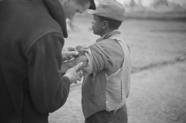 RECORD DATE NOT STATED Vaccination in the camp for Negro flood refugees at Marianna, Arkansas, 1937. Creator: Walker Evans. Copyright:xHeritagexArt HeritagexImagesx IMAGO ,2898927 ! ACHTUNG: AUFNAHMEDATUM GESCHÄTZT! Copyright:HeritagexArt HeritagexImagesx IMAGO