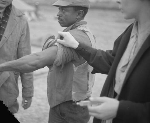 RECORD DATE NOT STATED Vaccination in the camp for Negro flood refugees at Marianna, Arkansas, 1937. Creator: Walker Evans. Copyright:xHeritagexArt HeritagexImagesx IMAGO ,2898928 ! ACHTUNG: AUFNAHMEDATUM GESCHÄTZT! Copyright:HeritagexArt HeritagexImagesx IMAGO