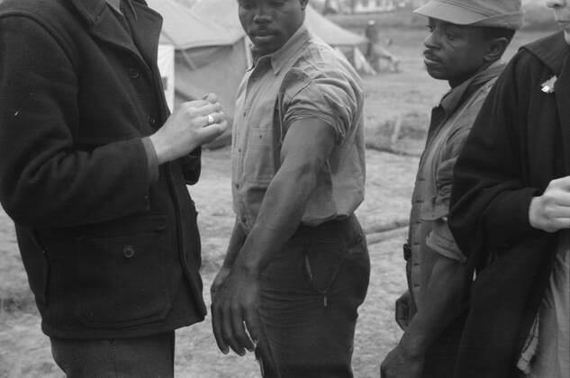 RECORD DATE NOT STATED Vaccination in the camp for Negro flood refugees at Marianna, Arkansas, 1937. Creator: Walker Evans. Copyright:xHeritagexArt HeritagexImagesx IMAGO ,2898929 ! ACHTUNG: AUFNAHMEDATUM GESCHÄTZT! Copyright:HeritagexArt HeritagexImagesx IMAGO