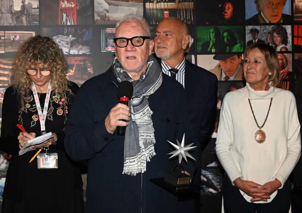 Torinoi,Italy Torino Film Festival 40th edition photocall Malcolm McDowell receives the Stella della Mole award In the picture:Malcolm McDowell receives the Stella della Mole award  Copyright: xNickxZonnax xipa-agency.netx xNickxZonnax IPA_IPA34816498