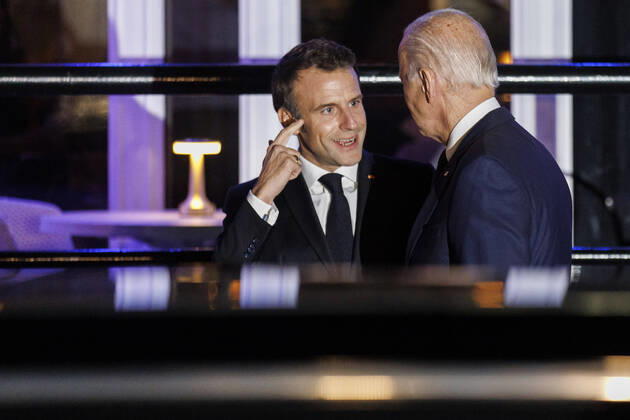 Bilder des Jahres, News 12 Dezember News Themen der Woche KW48 News Bilder des Tages November 30, 2022, Washington, District of Columbia, USA: United States President Joe Biden and French President Emmanuel Macron depart after dining at the restaurant Fiola Mare, in Washington, DC, US, on Wednesday, Nov. 30, 2022. Biden will welcome French President Macron for the first White House state dinner in more than three years on Thursday, setting aside recent tensions with Paris over defense and trade issues to celebrate the oldest US alliance Washington USA - ZUMAs152 20221130_zaa_s152_223 Copyright: xTingxShenx-xPoolxviaxCNPx