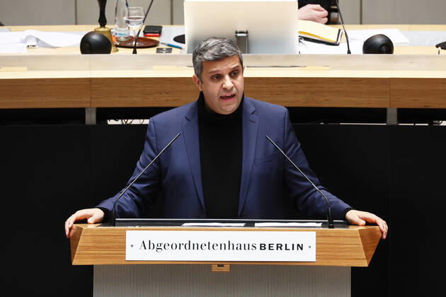 SPD Fraktionsvorsitzende Raed Saleh im Abgeornetenhaus in Berlin am 1. Dezember 2022. Plenarsitzung im Abgeornetenhaus von Berlin