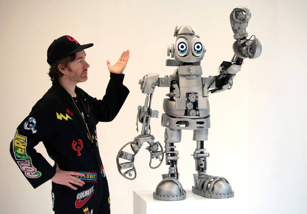 Bilder des Jahres, Entertainment 12 Dezember Entertainment Themen der Woche KW48 Entertainment Bilder des Tages Philip Colbert London, UK. Philip Colbert with his art-making LobsterBot at the auction house Phillips, Berkeley Square. The Scottish born artist is convinced robotics will play a significant role in the future of art. He teamed up with the University College London s Robotics Lab to come up with this performative sculpture. The data driven robot will create artwork for people who will be able to control it via a smartphone and other digital devices. The results will come from the LobsterBot s artificial intelligence as it learns how to create new works. These will then come part of an exhibition to be held in 2023. 1st December 2022. LMK11-011222-001 