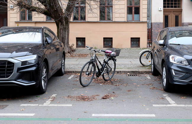 Bilder des Jahres, News 12 Dezember News Themen der Woche KW48 News Bilder des Tages 01.12.2022, Berlin - Deutschland. Ab Januar 2023 dürfen Fahrräder auch auf Parkplätzen für Autos abgestellt werden.