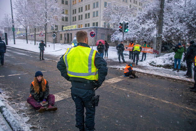 Bilder des Jahres, News 12 Dezember News Themen der Woche KW48 News Bilder des Tages Aktivisten der Klimabewegung Letzte Generation haben am Freitag Morgen den Georgiring vor der Oper in Leipzig blockiert. Die Polizei musste die Aktivisten von der Straße holen.