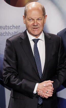 02.12.2022. Düsseldorf. Bundeskanzler Olaf Scholz bei der Verleihung zum 15. Deutschen Nachhaltigkeitspreis im Düsseldorfer Maritim Hotel. Düsseldorf Maritim Hotel Nordrhein-Westfalen Deutschland