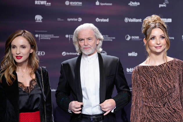 15. Deutscher Nachhaltigkeitspreis in Duesseldorf Hermann Buehlbecker mit Begleitung (links) und Anna Hiltrop (rechts) auf dem Roten Teppich auf dem 15. Deutscher Nachhaltigkeitspreis im Maritim Hotel in Duesseldorf Duesseldorf Nordrhein-Westfalen Deutschland