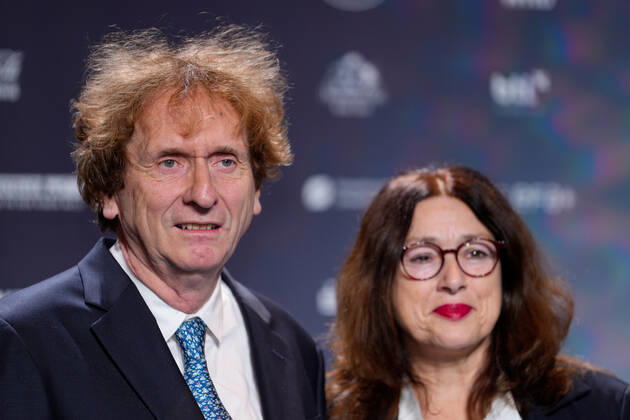 15. Deutscher Nachhaltigkeitspreis in Duesseldorf Prof. Dr. Michael Braungart der Gruender und wissenschaftlicher Geschaeftsfuehrer, EPEA GmbH und Ehrenpreistraeger mit Begleitung auf dem Roten Teppich auf dem 15. Deutscher Nachhaltigkeitspreis im Maritim Hotel in Duesseldorf Duesseldorf Nordrhein-Westfalen Deutschland