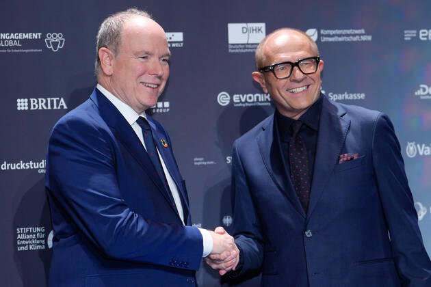 15. Deutscher Nachhaltigkeitspreis in Duesseldorf S.D. Fuerst Albert II. von Monaco der Ehrenpreistraeger gemeinsam mit Stefan Schulze-Hausmann, Vorstandsmitglied Deutscher Nachhaltigkeitspreis auf dem Roten Teppich auf dem 15. Deutscher Nachhaltigkeitspreis im Maritim Hotel in Duesseldorf Duesseldorf Nordrhein-Westfalen Deutschland