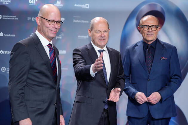 15. Deutscher Nachhaltigkeitspreis in Duesseldorf Prof. Dr. Guenther Bachmann, Olaf Scholz der Bundeskanzler der Bundesrepublik Deutschland und Stefan Schulze-Hausmann, Vorstandsmitglied Deutscher Nachhaltigkeitspreis auf dem Roten Teppich auf dem 15. Deutscher Nachhaltigkeitspreis im Maritim Hotel in Duesseldorf Duesseldorf Nordrhein-Westfalen Deutschland