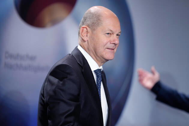 15. Deutscher Nachhaltigkeitspreis in Duesseldorf Olaf Scholz der Bundeskanzler der Bundesrepublik Deutschland im Portrait auf dem Roten Teppich auf dem 15. Deutscher Nachhaltigkeitspreis im Maritim Hotel in Duesseldorf Duesseldorf Nordrhein-Westfalen Deutschland